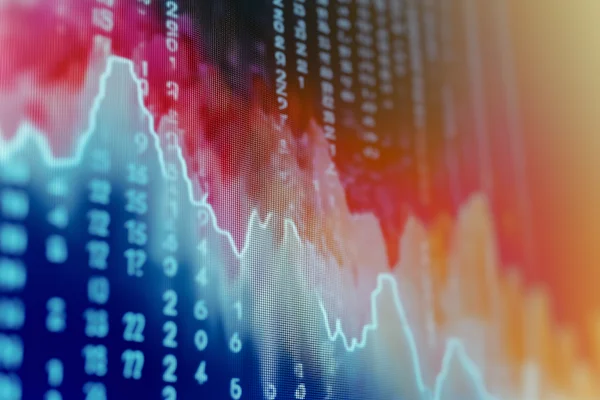 Professionnel analysant des graphiques d'investissement sur plusieurs écrans
